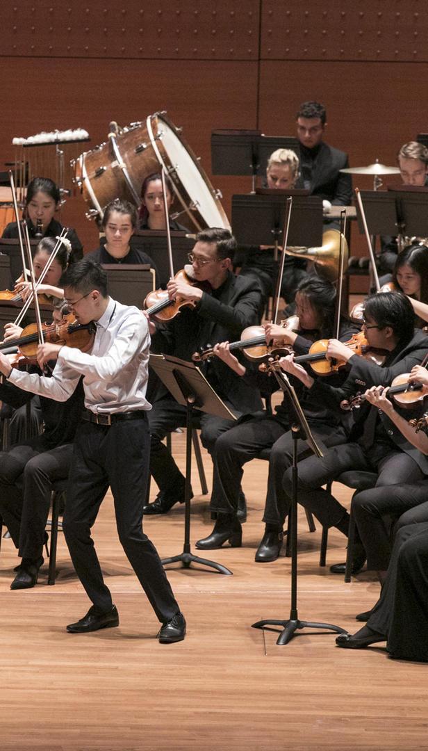 Juilliard Orchestra performance with violin soloist Max Tan